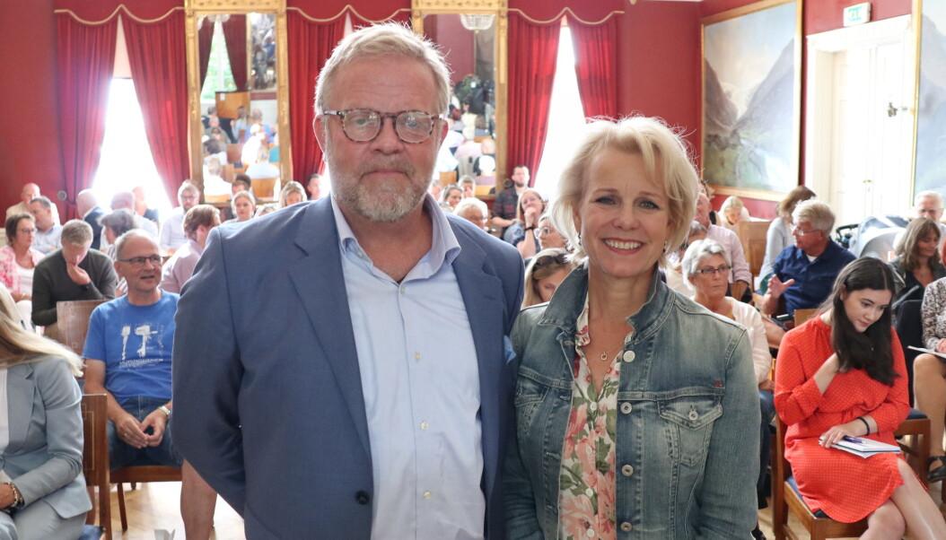 Advokatforeningens leder Jon Wessel-Aas og generalsekretær Merete Smith før den fiktive rettssalen i Arendal gamle rådhus. Advokatforeningens leder Jon Wessel-Aas og generalsekretær Merete Smith før den fiktive rettssalen i Arendal gamle rådhus.