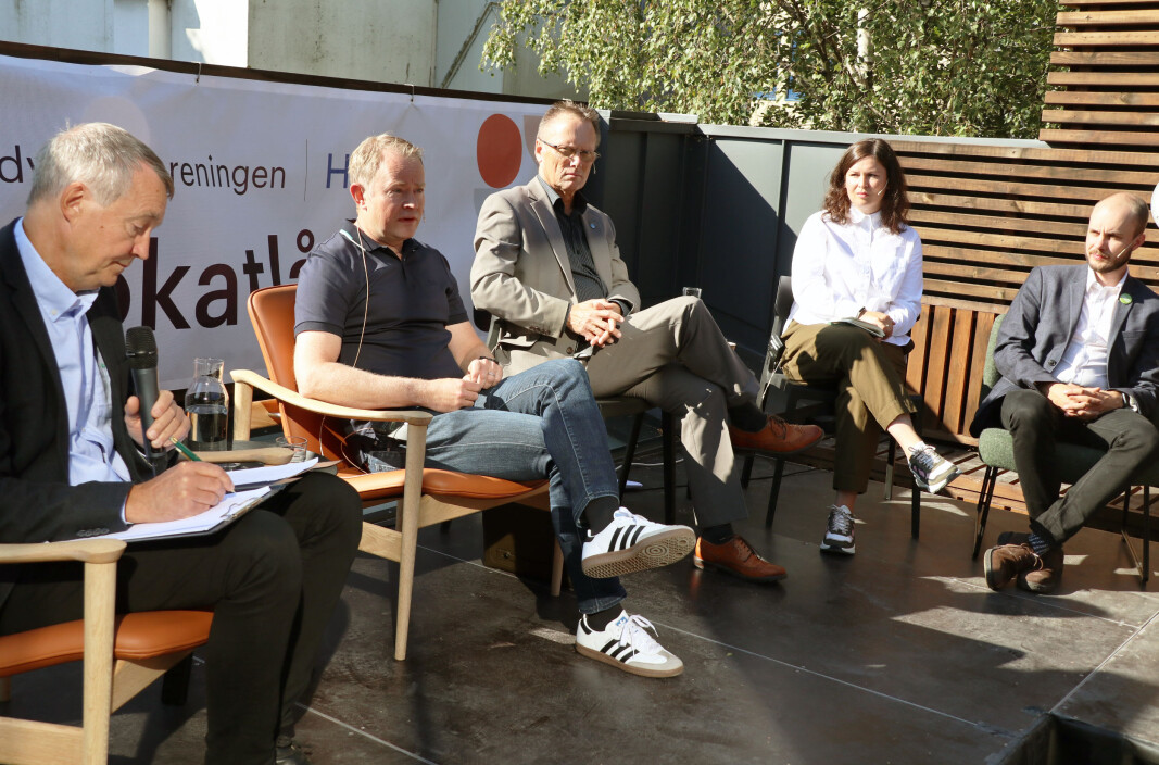 Ordstyrer Aslak Bonde, advokat Jens Naas-Bibow, næringssjef Kåre Andersen i Arendal kommune, seniorforsker Fay Madelene Farstad i CICERO og partisekretær Torkil Vederhus i MdG var blant paneldeltagerne på Advokatlåven i Arendal. Ordstyrer Aslak Bonde, advokat Jens Naas-Bibow, næringssjef Kåre Andersen i Arendal kommune, seniorforsker Fay Madelene Farstad i CICERO og partisekretær Torkil Vederhus i MdG var blant paneldeltagerne på Advokatlåven i Arendal.