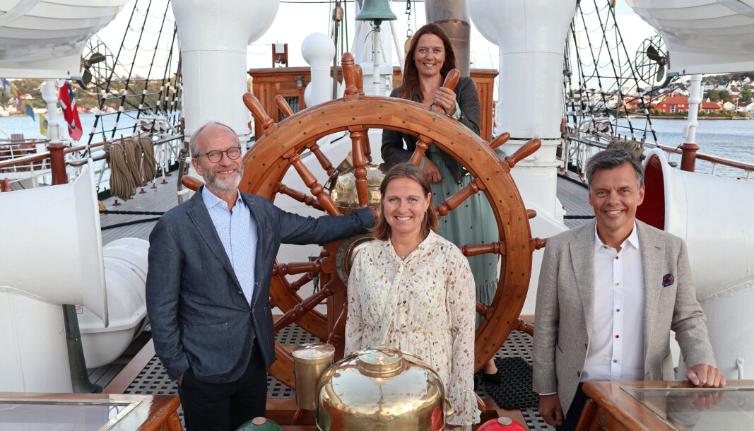 Finn Bjørnstad, Elise Johansen, Heidi Skuterud og Jan Erik Clausen testet roret på Statsraad Lemkuhl da båten nylig var i Arendal. Finn Bjørnstad, Elise Johansen, Heidi Skuterud og Jan Erik Clausen testet roret på Statsraad Lemkuhl da båten nylig var i Arendal.