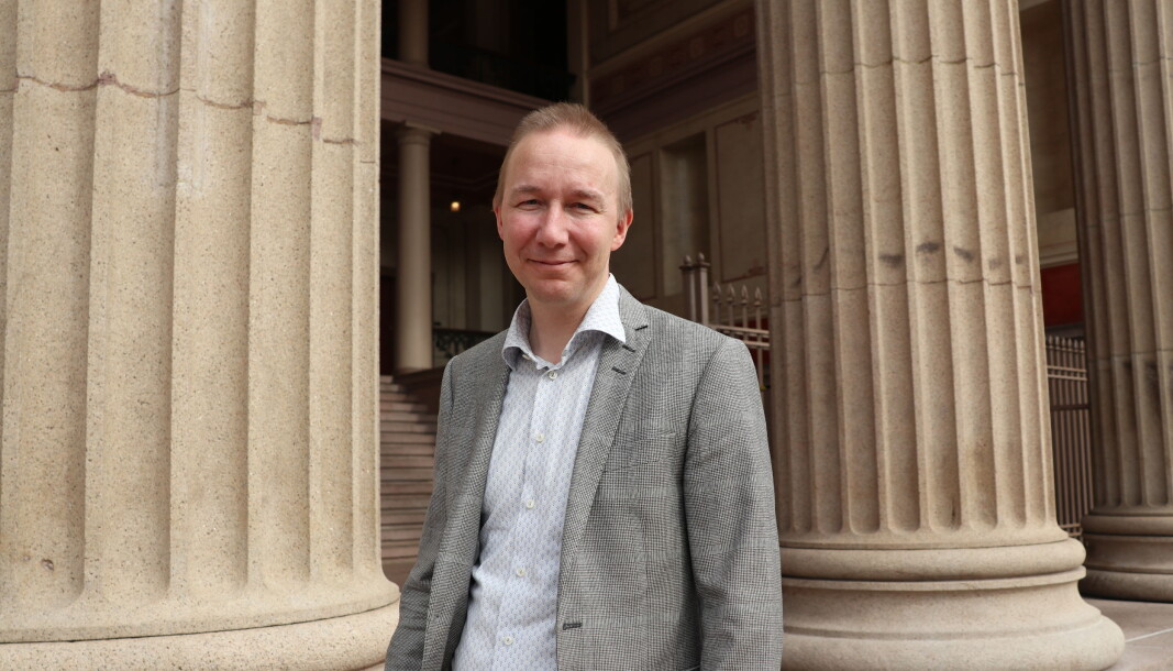 Førsteamanuensis Jon Christian Fløysvik Nordrum på Universitetsplassen i Oslo. Førsteamanuensis Jon Christian Fløysvik Nordrum på Universitetsplassen i Oslo.
