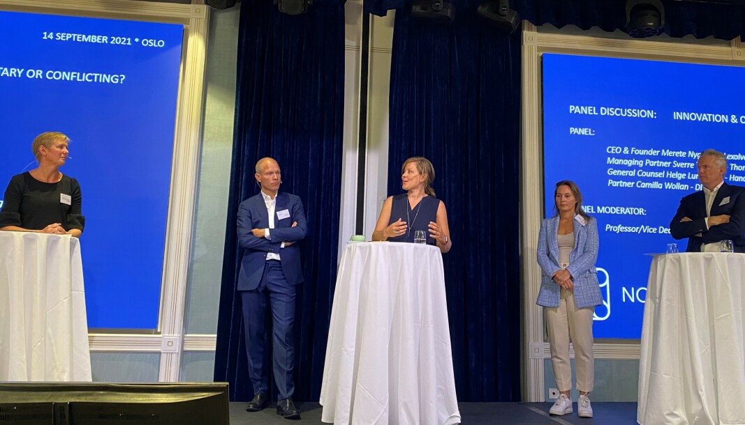 Tale Skjølsvik, Sverre Tyrhaug, Merete Nygaard, Camilla Wollan og Helge Lundestad diskuterte advokatbransjens fremtid. Tale Skjølsvik, Sverre Tyrhaug, Merete Nygaard, Camilla Wollan og Helge Lundestad diskuterte advokatbransjens fremtid.