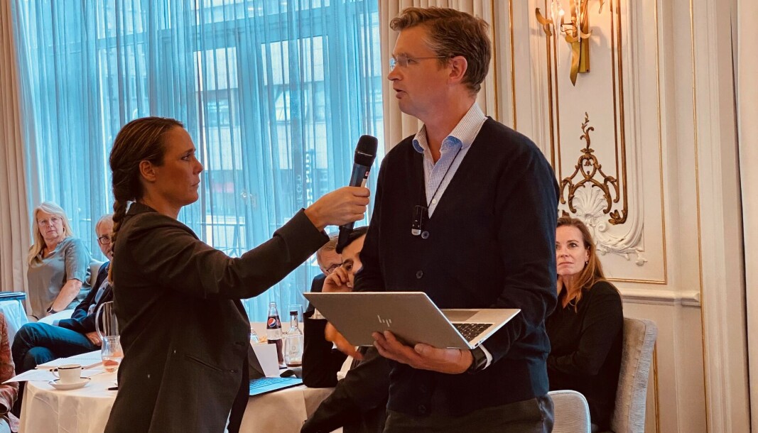 Advokat Trygve Staff tok ordet under Advokatforeningens representantskapsmøte torsdag ettermiddag. Her med Advokatforeningens Karin Johansson. Advokat Trygve Staff tok ordet under Advokatforeningens representantskapsmøte torsdag ettermiddag. Her med Advokatforeningens Karin Johansson.
