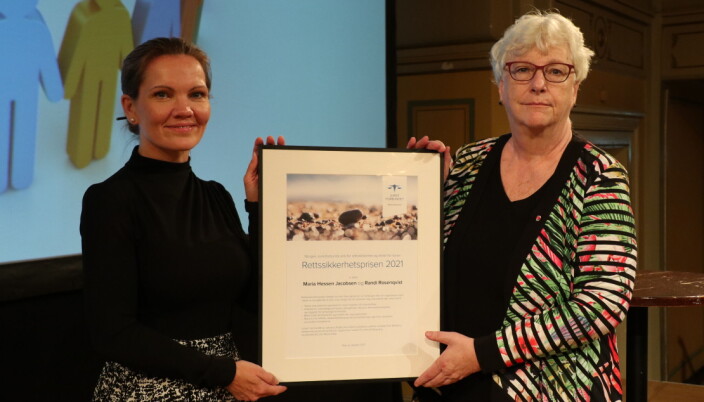 Prisvinnerne Maria Hessen Jacobsen og Randi Ronsenqvist på scenen i Gamle logen i Oslo. Prisvinnerne Maria Hessen Jacobsen og Randi Ronsenqvist på scenen i Gamle logen i Oslo.