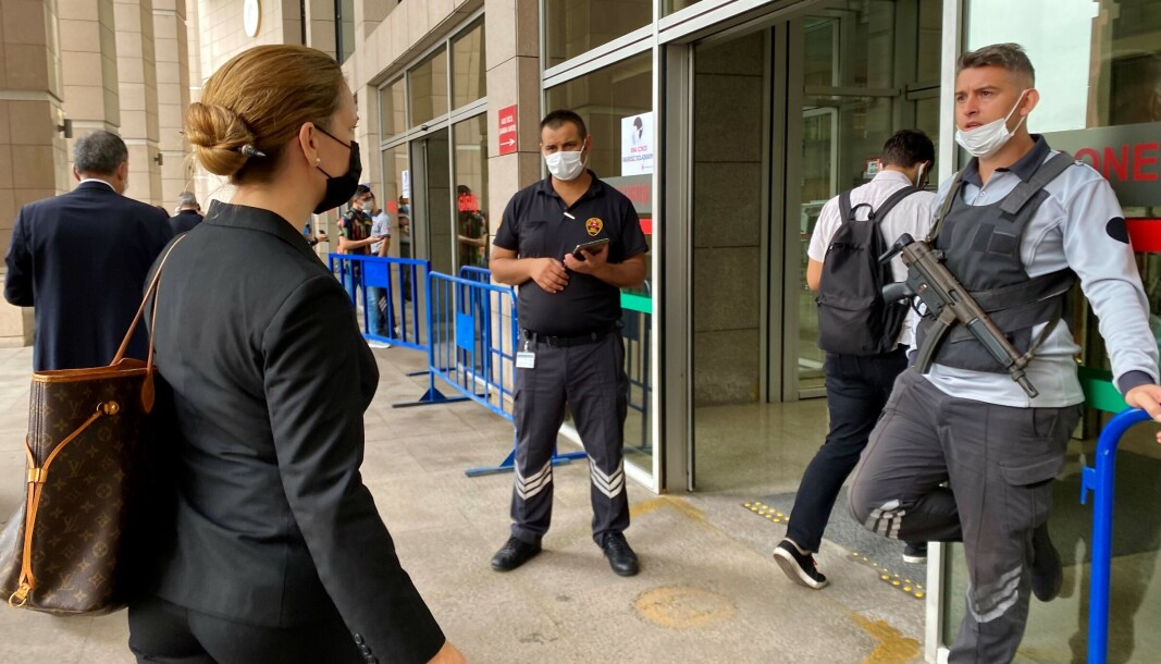 Advokat Maria Hessen Jacobsen på vei inn i tinghuset for en rettssaksobservasjon i Istanbul. Advokat Maria Hessen Jacobsen på vei inn i tinghuset for en rettssaksobservasjon i Istanbul.