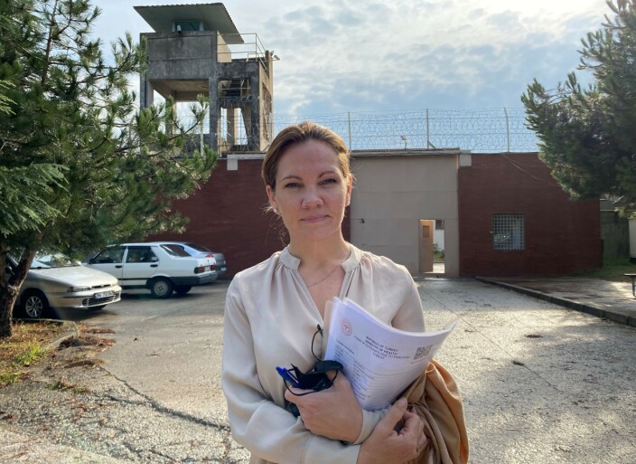Maria Hessen Jacobsen utenfor kvinnefengslet i Kandira, der hun besøkte menneskerettsadvokat Aycan Ciçek. Hun er dømt til ni års fengsel, og er holdt isolert i lange perioder, uten tilgang til bøker, TV, eller andre informasjonskanaler. Maria Hessen Jacobsen utenfor kvinnefengslet i Kandira, der hun besøkte menneskerettsadvokat Aycan Ciçek. Hun er dømt til ni års fengsel, og er holdt isolert i lange perioder, uten tilgang til bøker, TV, eller andre informasjonskanaler.