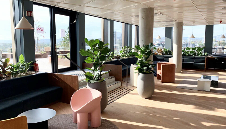 I Thommessens nye lokaler er det funnet plass til et stort torg der medarbeidere kan møte både kolleger og klienter.