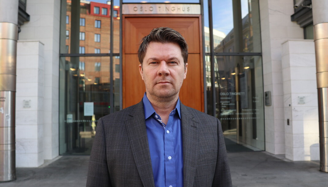 Forsvarsadvokat Bjørn André Gulstad foran Oslo tinghus. Forsvarsadvokat Bjørn André Gulstad foran Oslo tinghus.