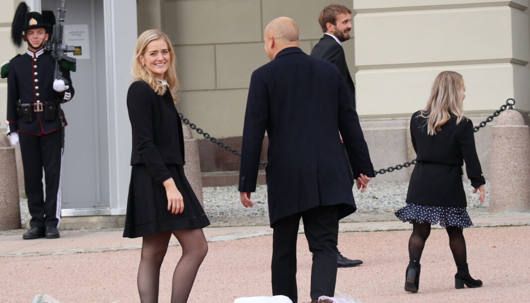 Landets nye justisminister har permisjon fra jobben som advokatfullmektig i Elden. Hun ble presentert sammen med de andre statsrådene på Slottsplassen i Oslo. Landets nye justisminister har permisjon fra jobben som advokatfullmektig i Elden. Hun ble presentert sammen med de andre statsrådene på Slottsplassen i Oslo.