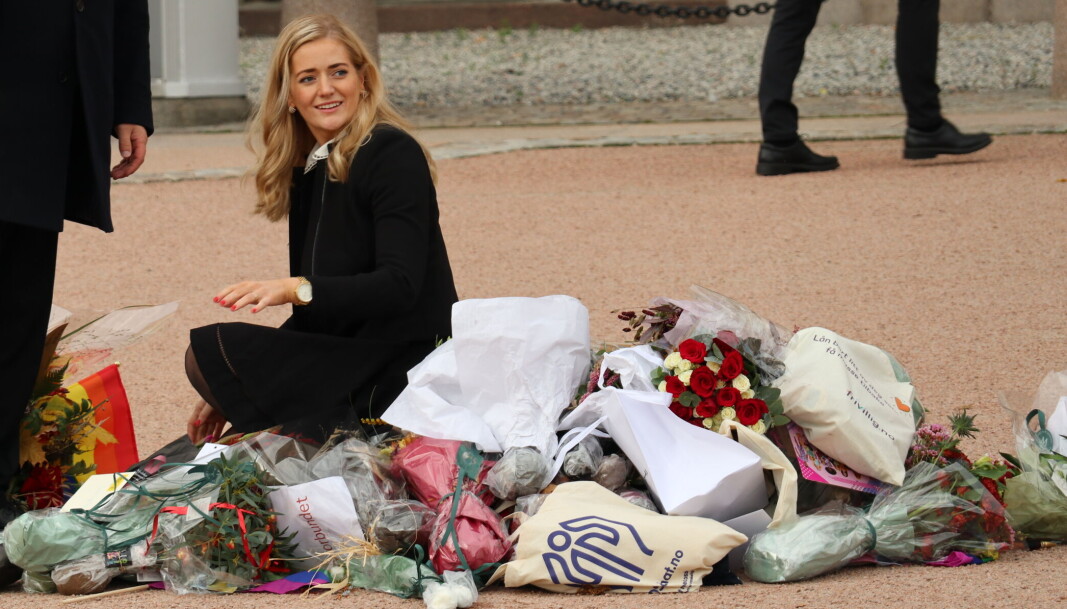 Blomstrhilsene ble etter hvert så mange at Emilie Enger Mehl måtte ta Slottsplassen i bruk. Blomstrhilsene ble etter hvert så mange at Emilie Enger Mehl måtte ta Slottsplassen i bruk.