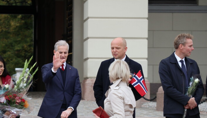 Statsminister Jonas Gahr Støre hilste på Advokatforeningens generalsekretær Merete Smith som overrakte blomster. Til venstre skimtes arbeids- og inkluderingsminister Hadia Tajik, mens finansminister Trygve Slagsvold Vedum og forsknings- og høyere utdanningsminister Ola Borten Moe står til høyre. Statsminister Jonas Gahr Støre hilste på Advokatforeningens generalsekretær Merete Smith som overrakte blomster. Til venstre skimtes arbeids- og inkluderingsminister Hadia Tajik, mens finansminister Trygve Slagsvold Vedum og forsknings- og høyere utdanningsminister Ola Borten Moe står til høyre.