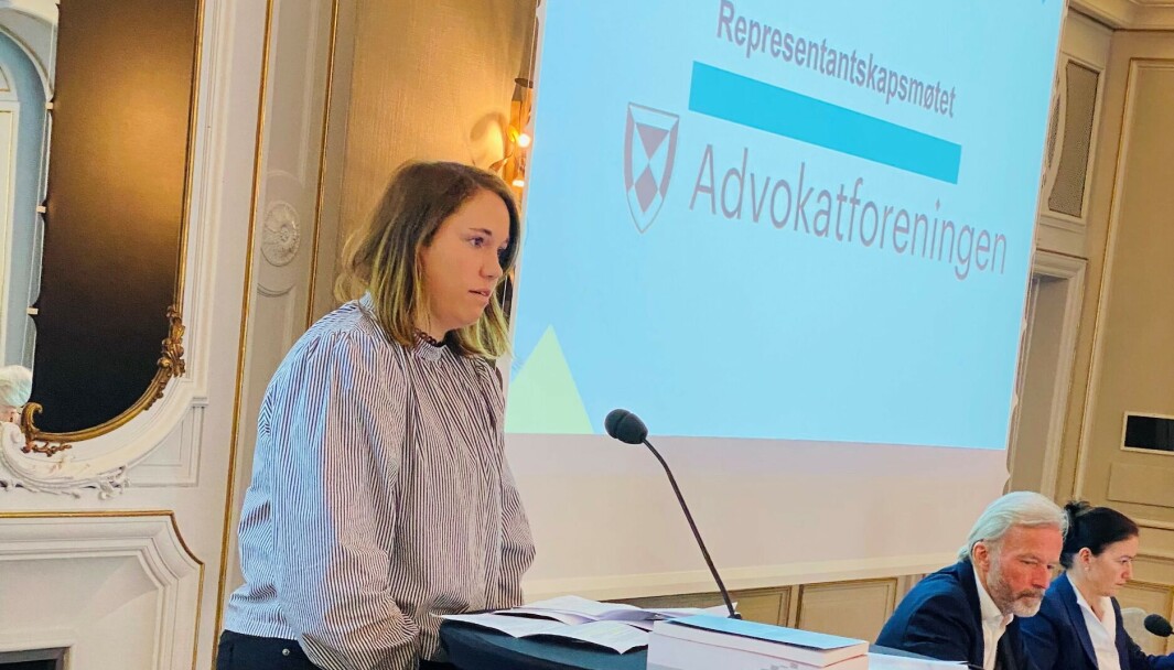 Cathrin Myre Skram sitter i Advokatforeningens hovedstyre. Til høyre arbeidsutvalgets leder Frode Sulland og utvalgsmedlem Anita Rian Lykken. Cathrin Myre Skram sitter i Advokatforeningens hovedstyre. Til høyre arbeidsutvalgets leder Frode Sulland og utvalgsmedlem Anita Rian Lykken.