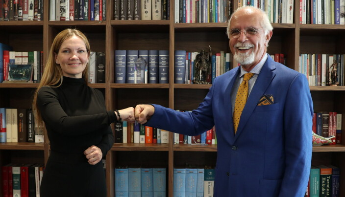 Mehmet Durakoğlu og Maria Hessen Jacobsen på hans kontor i Istanbul. Mehmet Durakoğlu og Maria Hessen Jacobsen på hans kontor i Istanbul.