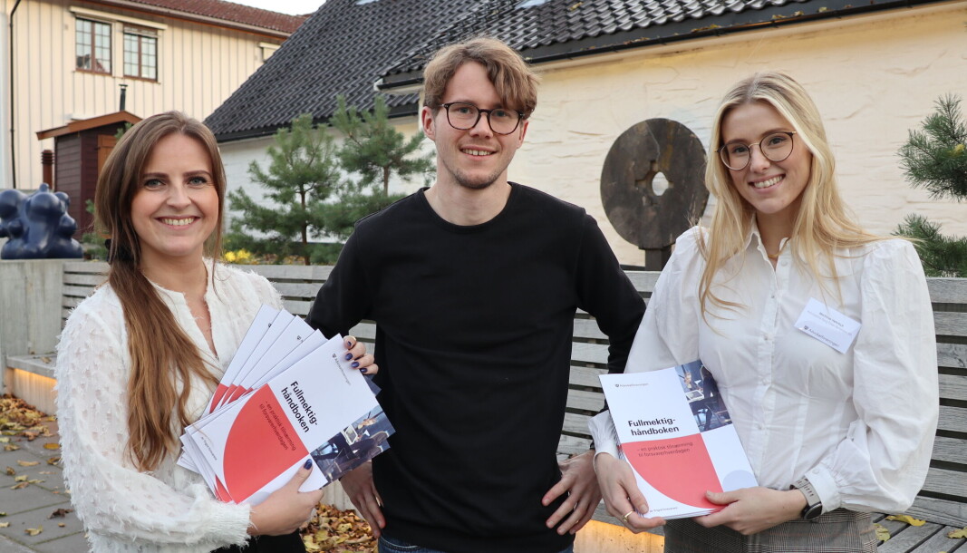 Leder i Yngre forsvarere, advokat Elin Grinde (t.v.) sammen med medforfatterne Kasper Grøtvedt Nilsen og Marthine Høhrbye. Leder i Yngre forsvarere, advokat Elin Grinde (t.v.) sammen med medforfatterne Kasper Grøtvedt Nilsen og Marthine Høhrbye.