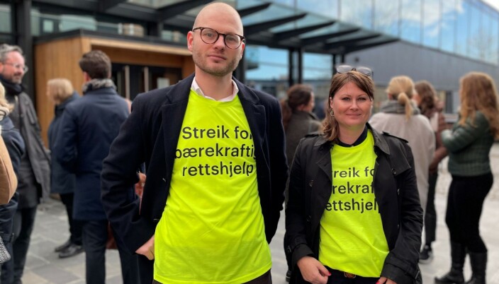 Advokat Thomas Andrews og Nathalie H. Brinkmann aksjonerte i Moss torsdag formiddag. Advokat Thomas Andrews og Nathalie H. Brinkmann aksjonerte i Moss torsdag formiddag.
