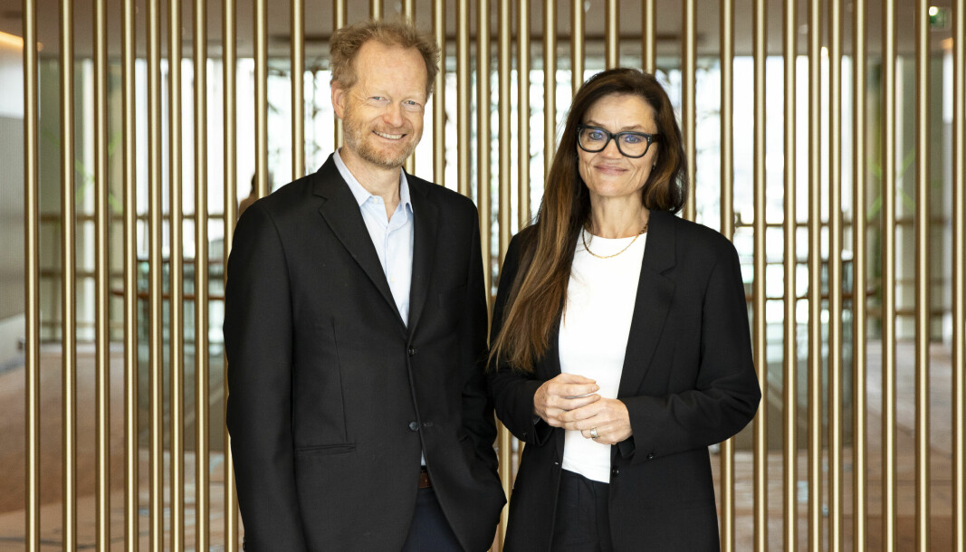 Hjort flyttet nylig inn i splitter nye lokaler i Universitetsgata i Oslo. Her ved direktør Christopher J. Helgeby og managing partner Anne Marie Due.