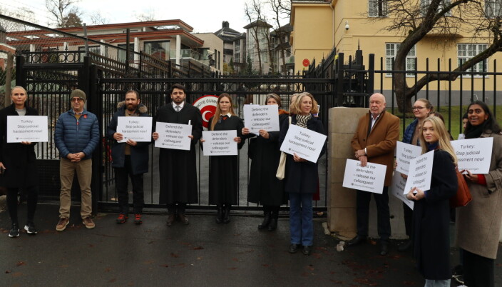 Flere deltok i markeringen i Oslo, blant annet president Håvard Holm i Juristforbundet. Flere deltok i markeringen i Oslo, blant annet president Håvard Holm i Juristforbundet.