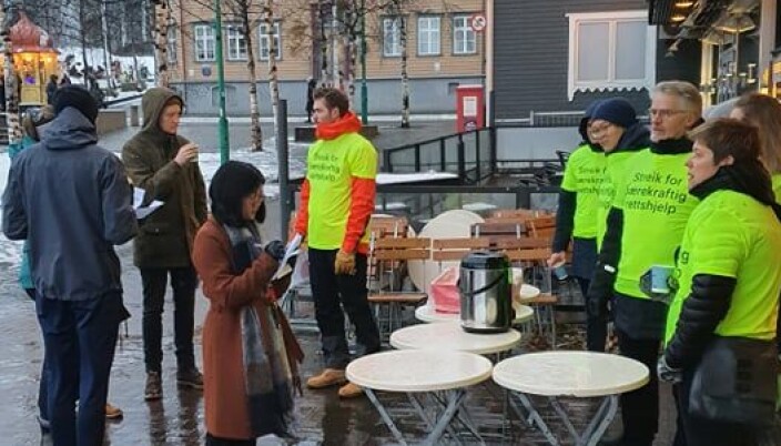 Publikum støttet advokatenes synspunkter, forteller aksjonerende advokater i Tromsø. De som deltok var Ola Knapp Pedersen, Ola Larsen, Mariell Norø, Viktoria Hauan, Håvard Utstøl Jakobsen, Tore Pedersen, Malene Holand, Annichen Rye-Holmboe og Brynjar Østgård. Publikum støttet advokatenes synspunkter, forteller aksjonerende advokater i Tromsø. De som deltok var Ola Knapp Pedersen, Ola Larsen, Mariell Norø, Viktoria Hauan, Håvard Utstøl Jakobsen, Tore Pedersen, Malene Holand, Annichen Rye-Holmboe og Brynjar Østgård.