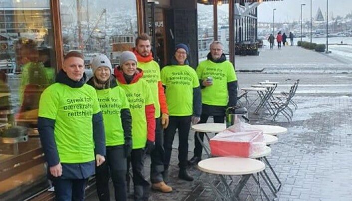 Det regnet og var kaldt, men folk tok seg tid til å snakke med de aksjonerende advokatene som lørdag holdt stand utenfor kafeen Kaffebønna i Tromsø sentrum.