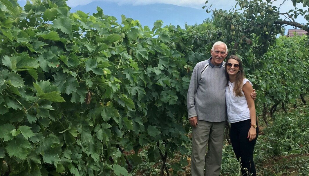 - Bestefaren min ble veldig stolt da han så familienavnet vårt, Jahaj, som en logo. Han er er fin person som gir gode klemmer og nyter vinen sin. Vi er en veldig stor familie, og det er det jeg liker best å gjøre; være på gården sammen med dem, smake på viner og spise tantes børek. - Bestefaren min ble veldig stolt da han så familienavnet vårt, Jahaj, som en logo. Han er er fin person som gir gode klemmer og nyter vinen sin. Vi er en veldig stor familie, og det er det jeg liker best å gjøre; være på gården sammen med dem, smake på viner og spise tantes børek.