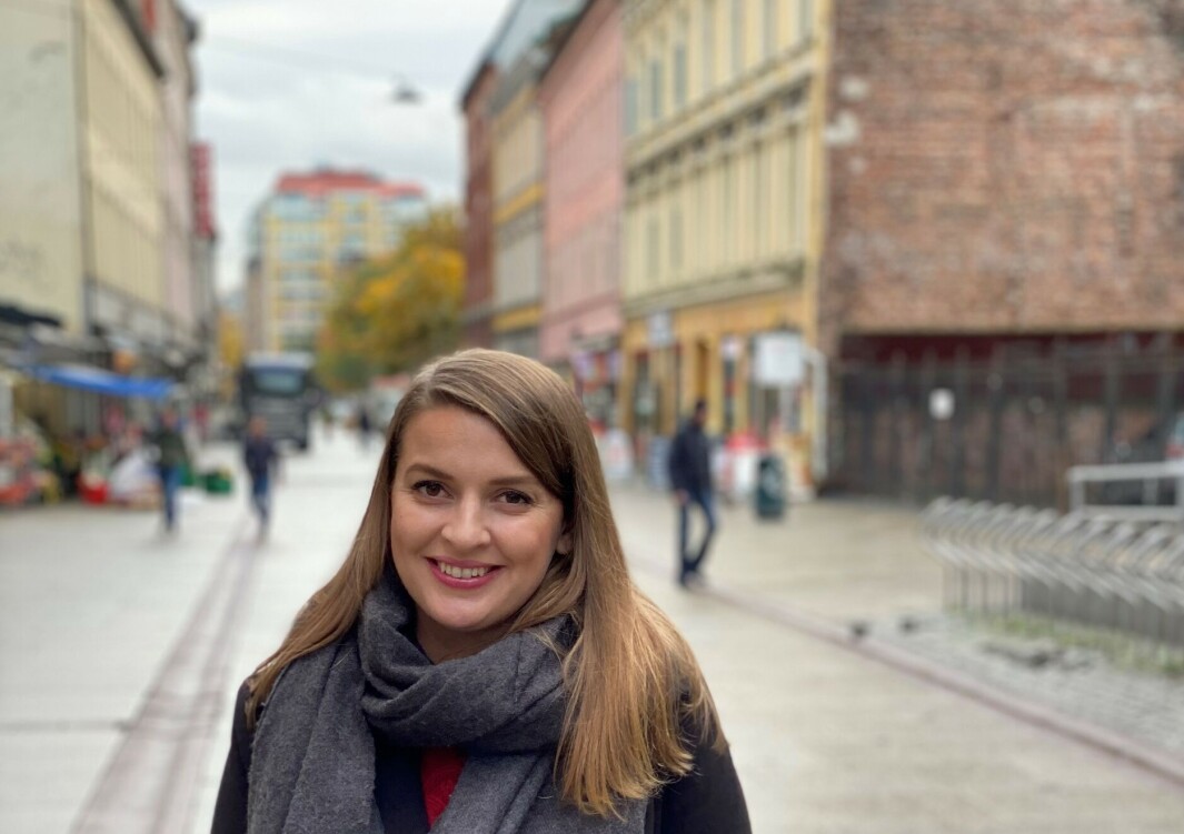 Hver mandag har hun kontordag i Porsgrunn, de andre dagene holder hun til her i Brugata i Oslo. Hver mandag har hun kontordag i Porsgrunn, de andre dagene holder hun til her i Brugata i Oslo.