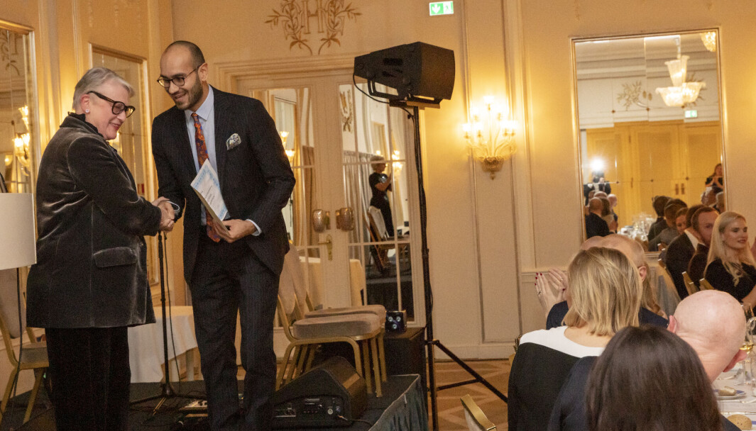 Berit Reiss-Andersen overrakte prisen til Farooq Ansari under Advokatforeningens årstalearrangement. Berit Reiss-Andersen overrakte prisen til Farooq Ansari under Advokatforeningens årstalearrangement.
