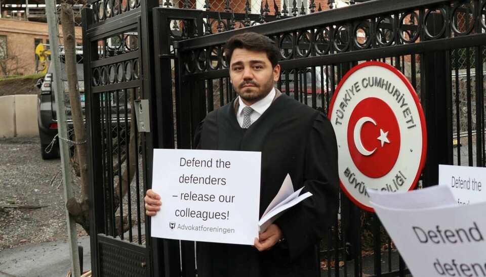 Servet Yildiz Stêrk foran den tyrkiske ambassaden i Oslo ved en støttemarkering for straffeforfulgte advokater i Tyrkia, i 2021.