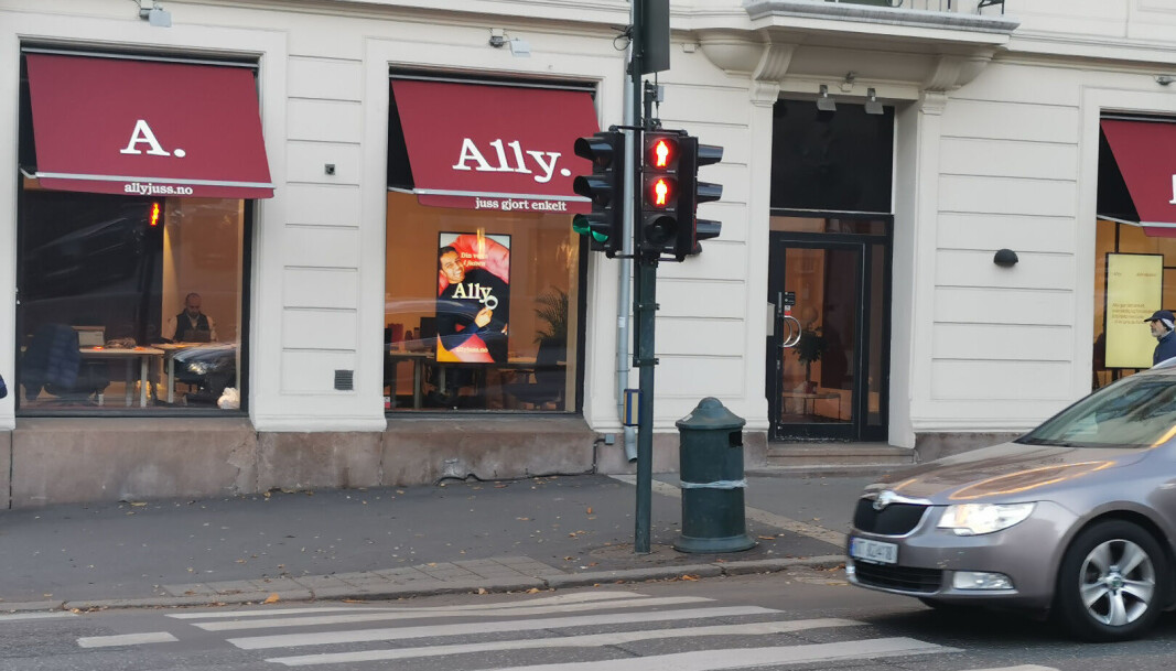 Ally advokaters lokaler er godt synlig fra gateplan i Thomas Heftyes gate i Oslo. Ally advokaters lokaler er godt synlig fra gateplan i Thomas Heftyes gate i Oslo.