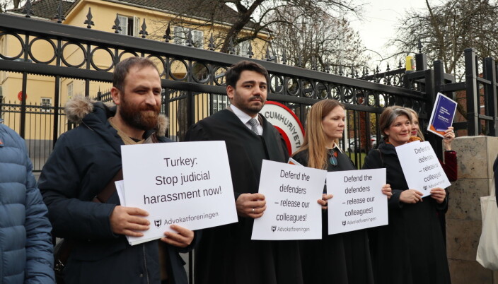 Flere dukket opp foran ambassaden for å delta på aksjonen. F.v.: Ali Osman Gozagac, Servet Yildiz Stêrk, Maria Hessen Jacobsen og Else Leona McClimans. Flere dukket opp foran ambassaden for å delta på aksjonen. F.v.: Ali Osman Gozagac, Servet Yildiz Stêrk, Maria Hessen Jacobsen og Else Leona McClimans.