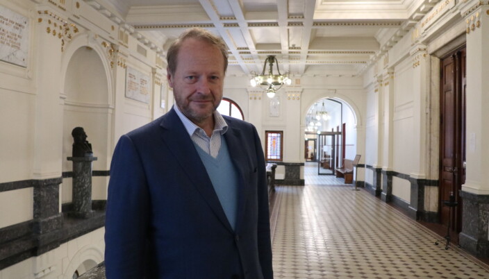Professor ved Det juridiske fakultet i Oslo, Mads Andenæs, utenfor rettslokalet i Høyesterett. Professor ved Det juridiske fakultet i Oslo, Mads Andenæs, utenfor rettslokalet i Høyesterett.