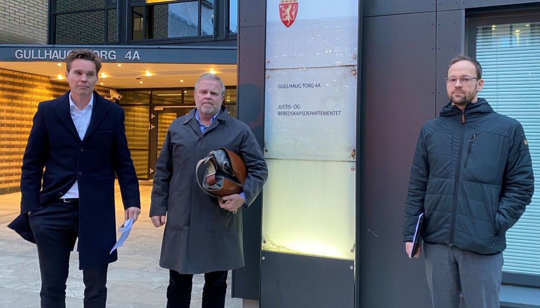 Marius Dietrichson, Jon Wessel-Aas og Martin Kaasgaard Nielsen fra Advokatforeningen utenfor Justis- og beredskapsdepartementet. Marius Dietrichson, Jon Wessel-Aas og Martin Kaasgaard Nielsen fra Advokatforeningen utenfor Justis- og beredskapsdepartementet.