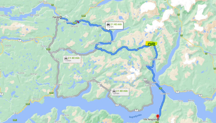I sommerhalvåret går raskeste reiserute via den svingete veien opp Gaularfjellet som ikke har telefondekning. – Jeg ser oppgitt reisetid er to og en halv time. Det stemmer dersom det ikke er et eneste stopp for veiarbeid på hele turen, noe det normalt er, og dersom jeg kjører rett på fergen. Men når jeg har bestilt tolk, slik jeg ofte har, må jeg alltid legge inn noe ekstra margin til fergen for ikke å risikere å sitte i klientmøte uten tolk, sier advokat Lene Knapstad. I sommerhalvåret går raskeste reiserute via den svingete veien opp Gaularfjellet som ikke har telefondekning. – Jeg ser oppgitt reisetid er to og en halv time. Det stemmer dersom det ikke er et eneste stopp for veiarbeid på hele turen, noe det normalt er, og dersom jeg kjører rett på fergen. Men når jeg har bestilt tolk, slik jeg ofte har, må jeg alltid legge inn noe ekstra margin til fergen for ikke å risikere å sitte i klientmøte uten tolk, sier advokat Lene Knapstad.