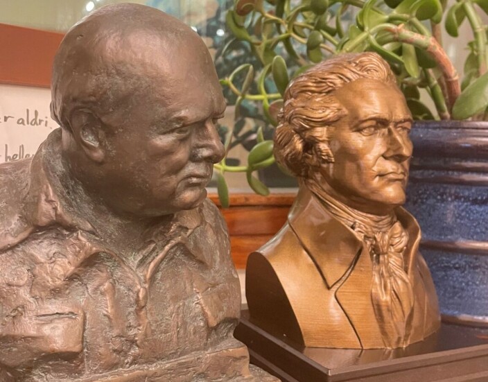 - Jeg har bystene av to forbilder på kontoret - Winston Churchill og Alexander Hamilton - som på hver sin måte slåss for demokratiet og rettsstaten, sier Peter C. Frølich. - Jeg har bystene av to forbilder på kontoret - Winston Churchill og Alexander Hamilton - som på hver sin måte slåss for demokratiet og rettsstaten, sier Peter C. Frølich.