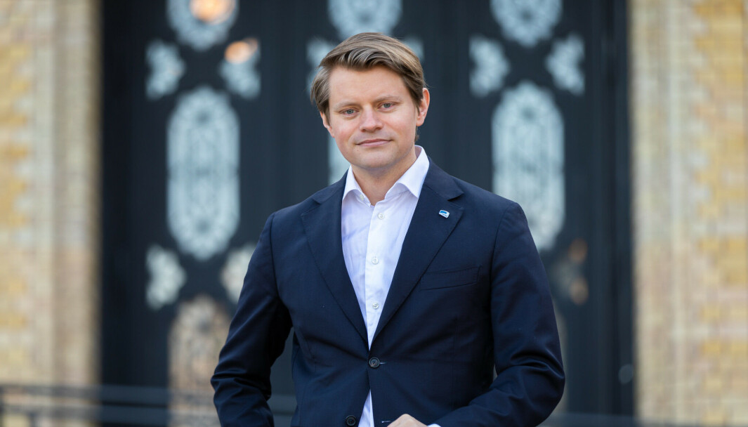 Peter Frølich har sittet på Stortinget siden 2013. Han var 26 år da han startet sin første periode. Peter Frølich har sittet på Stortinget siden 2013. Han var 26 år da han startet sin første periode.