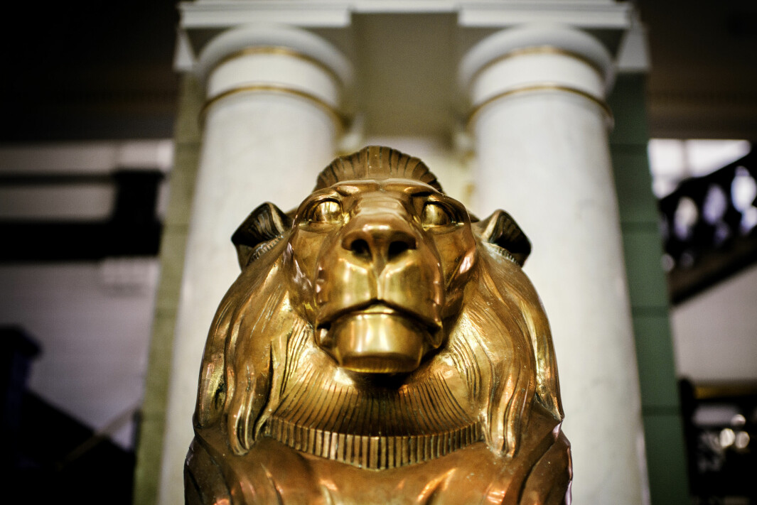 To løver vokter trappen opp til Høyesteretts avdelinger.