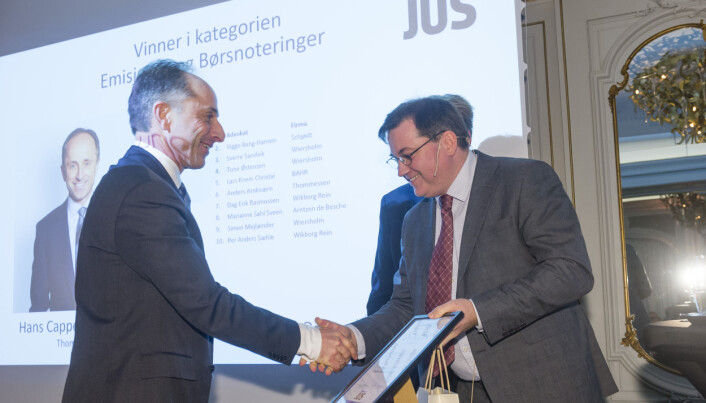 Hans Cappelen er en av årets suverene Thommessen-vinnere i Finansavisens advokatundersøkelse. Her fra prisutdelingen i 2020. Til høyre står prisutdeler Oliver Orskaug fra Finansavisen.