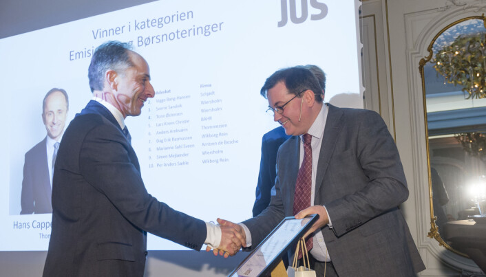 Hans Cappelen er en av årets suverene Thommessen-vinnere i Finansavisens advokatundersøkelse. Her fra prisutdelingen i 2020. Til høyre står prisutdeler Oliver Orskaug fra Finansavisen. Hans Cappelen er en av årets suverene Thommessen-vinnere i Finansavisens advokatundersøkelse. Her fra prisutdelingen i 2020. Til høyre står prisutdeler Oliver Orskaug fra Finansavisen.