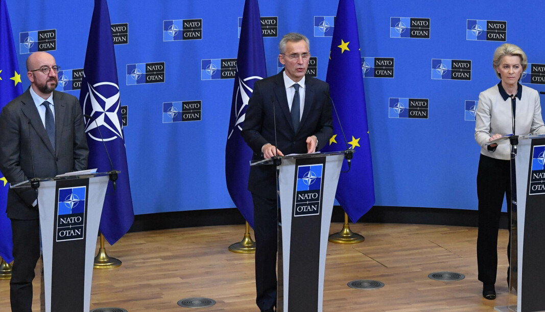På en pressekonferanse torsdag ettermiddag fordømte EU-president Charles Michel, NATOs generalsekretær Jens Stoltenberg og EU-kommisjonens president Ursula von der Leyen Russlands angrep på Ukraina og varslet samtidig strenge sanksjoner fra EU. På en pressekonferanse torsdag ettermiddag fordømte EU-president Charles Michel, NATOs generalsekretær Jens Stoltenberg og EU-kommisjonens president Ursula von der Leyen Russlands angrep på Ukraina og varslet samtidig strenge sanksjoner fra EU.