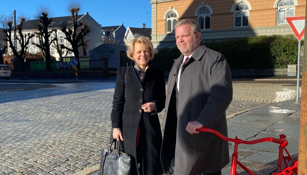 Advokatforeningens generalsekretær Merete Smith og leder Jon Wessel-Aas i Bergen for møte med Konkurransetilsynet. Advokatforeningens generalsekretær Merete Smith og leder Jon Wessel-Aas i Bergen for møte med Konkurransetilsynet.