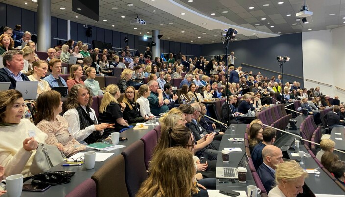 Over tre hundre av de tusen påmeldte seminardeltakerne møtte fysisk på Handelshøyskolen BI i Oslo. Mer enn sju hundre personer fulgte seminaret digitalt.