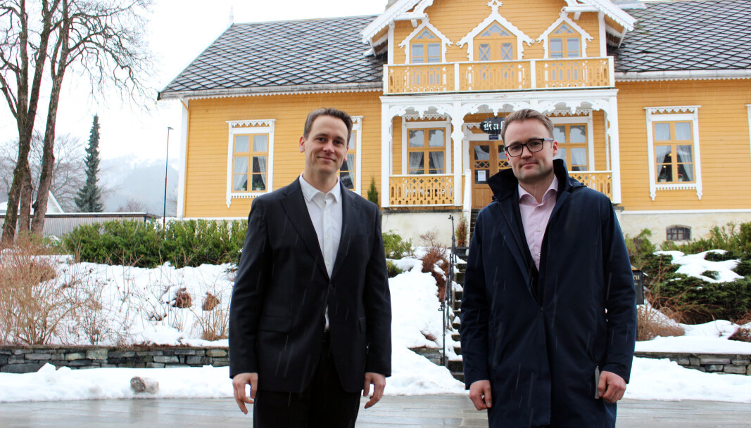 Advokatfullmektig Fredric Holen Bjørdal (t.v.) og partner Erik Staurset Andresen er foreløpig de to eneste medarbeiderne ved Øverbø Gjørtz sitt Ørsta-kontor. Nå vil de ha flere kolleger. Her utenfor den karakteristiske Fru Svendsen kunst og kulturkafe i Ørsta sentrum. Advokatfullmektig Fredric Holen Bjørdal (t.v.) og partner Erik Staurset Andresen er foreløpig de to eneste medarbeiderne ved Øverbø Gjørtz sitt Ørsta-kontor. Nå vil de ha flere kolleger. Her utenfor den karakteristiske Fru Svendsen kunst og kulturkafe i Ørsta sentrum.