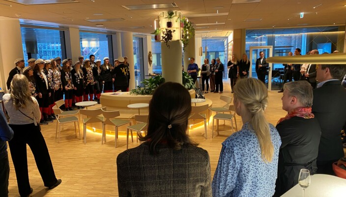 Chorus Mixtus, studentkoret ved Det juridiske fakultet i Oslo, sto for underholdningen da Advokatforeningen inviterte til innflytningsfest for de tillitsvalgte. Chorus Mixtus, studentkoret ved Det juridiske fakultet i Oslo, sto for underholdningen da Advokatforeningen inviterte til innflytningsfest for de tillitsvalgte.