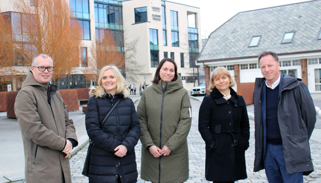 Are Opdahl, Mari Vik-Slettvoll, Cathrin Myhre Skram, Gerd Haagensen, Jan Waage Aurdal, her foran tinghuset i Ålesund sentrum. Are Opdahl, Mari Vik-Slettvoll, Cathrin Myhre Skram, Gerd Haagensen, Jan Waage Aurdal, her foran tinghuset i Ålesund sentrum.