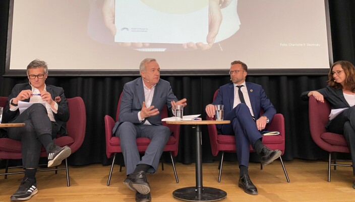 På seminaret ble det arrangert en paneldebatt om teknologi og menneskerettigheter. I panelet satt (f.v.) likestillings- og diskrimineringsombud Bjørn Erik Thon, jurist Tor-Aksel Busch, stortingsrepresentant Nikolai Astrup (H), spesialrådgiver i NIM Cecilie Hellestveit og statssekretær Gunn Karin Gjul i Kommunal- og distriktsdepartementet (ikke på bildet). På seminaret ble det arrangert en paneldebatt om teknologi og menneskerettigheter. I panelet satt (f.v.) likestillings- og diskrimineringsombud Bjørn Erik Thon, jurist Tor-Aksel Busch, stortingsrepresentant Nikolai Astrup (H), spesialrådgiver i NIM Cecilie Hellestveit og statssekretær Gunn Karin Gjul i Kommunal- og distriktsdepartementet (ikke på bildet).
