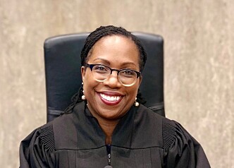 Historisk: USA har fått sin første svarte kvinne som høyesterettsdommer