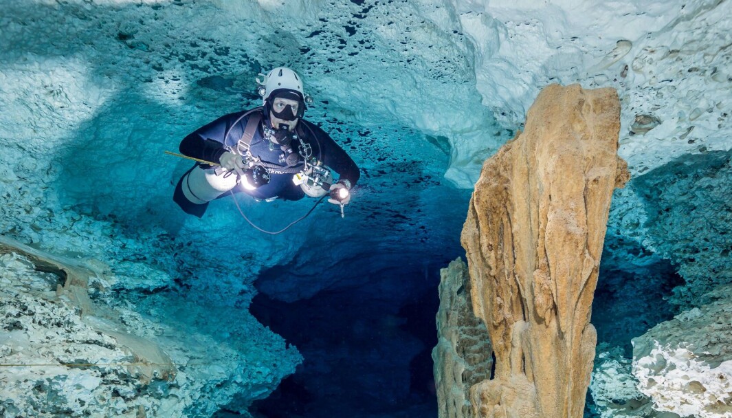 Her dykker Erlend Hjulstad Nilsen i grotten Cenote Calavera, bedre kjent som Temple of Doom, utenfor Tulum i Mexico. Grotten tiltrekker seg dykkere fra hele verden, og har blant annet enorme dryppsteinformasjoner. Her dykker Erlend Hjulstad Nilsen i grotten Cenote Calavera, bedre kjent som Temple of Doom, utenfor Tulum i Mexico. Grotten tiltrekker seg dykkere fra hele verden, og har blant annet enorme dryppsteinformasjoner.
