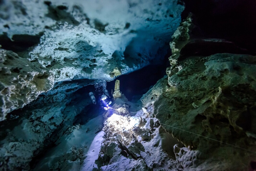Tulum ligger på østsiden av Yucatan-halvøya i Karibien, og ble bygget av maya-folket, og er også en av de best bevarte kystbyene fra Maya-tiden. Tulum ligger på østsiden av Yucatan-halvøya i Karibien, og ble bygget av maya-folket, og er også en av de best bevarte kystbyene fra Maya-tiden.