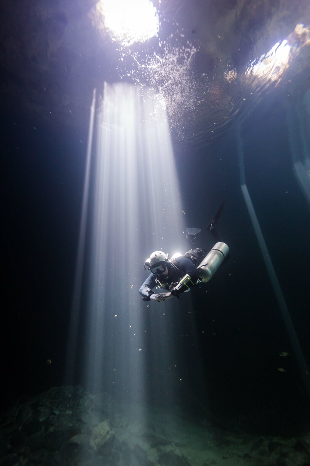 Cenote Calavera betyr «skull cave» og har fått dette navnet fordi lyset som strømmer ned gjennom hull i grotten former en hodeskalle med to øyne og munn. Cenote Calavera betyr «skull cave» og har fått dette navnet fordi lyset som strømmer ned gjennom hull i grotten former en hodeskalle med to øyne og munn.