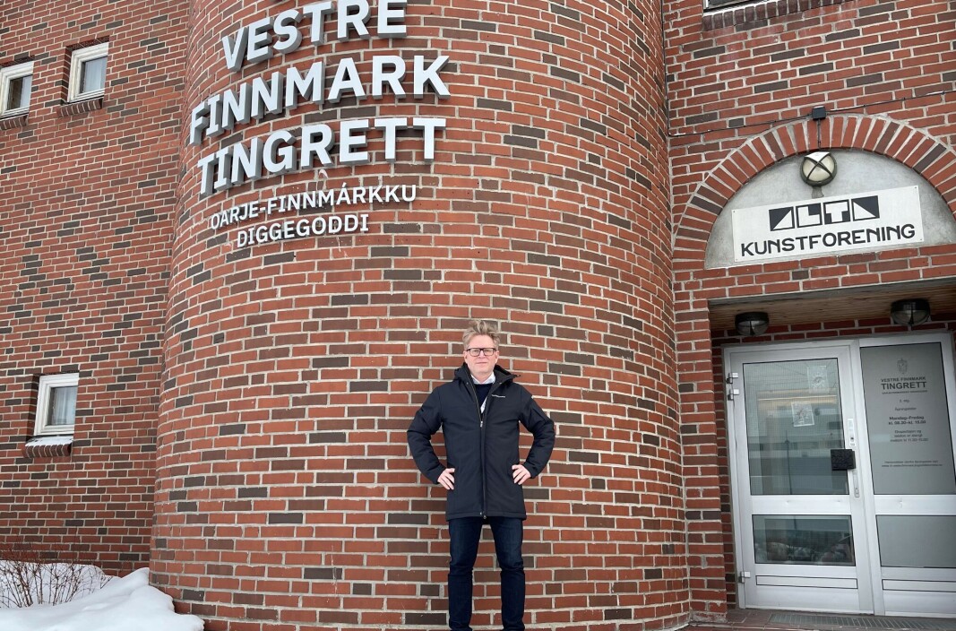 Sorenskriver Torbjørn Saggau Holm foran Vestre Finnmark tingrett i Alta. Sorenskriver Torbjørn Saggau Holm foran Vestre Finnmark tingrett i Alta.
