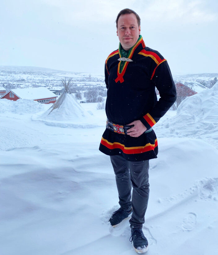 Fra arbeidsplassen på Samisk høgskole har Eirik Larsen utsikt over Kautokeino. Det er ikke uvanlig å bruke samekofte på jobb, og denne drakten er fra markasamiske Sør-Troms og Ofoten der Larsen er født og oppvokst. Fra arbeidsplassen på Samisk høgskole har Eirik Larsen utsikt over Kautokeino. Det er ikke uvanlig å bruke samekofte på jobb, og denne drakten er fra markasamiske Sør-Troms og Ofoten der Larsen er født og oppvokst.