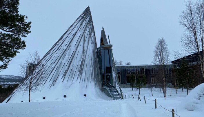 Selve Sametinget, som er den nasjonale og folkevalgte forsamlingen for samer i Norge, har en parlamentsbygning i Karasjok – omtrent én og en halv time nord-øst for Kautokeino. Sametinget styres til daglig av Sametingsrådet.